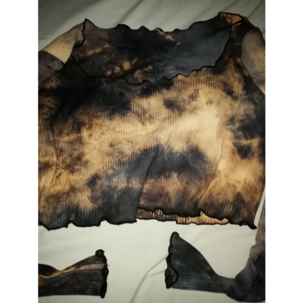 Marble print lettus collar and sleeve crop top